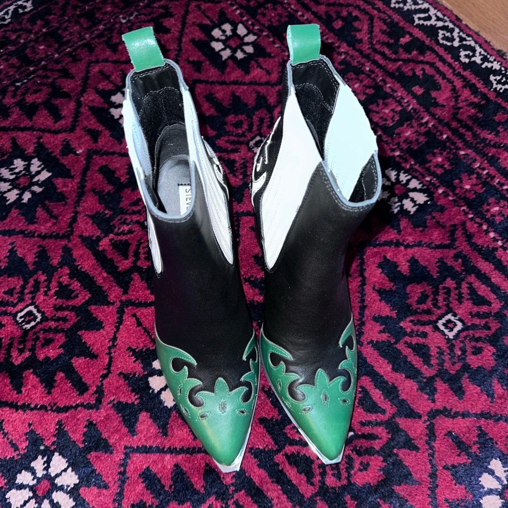 Never worn Steve Madden boots size 9
